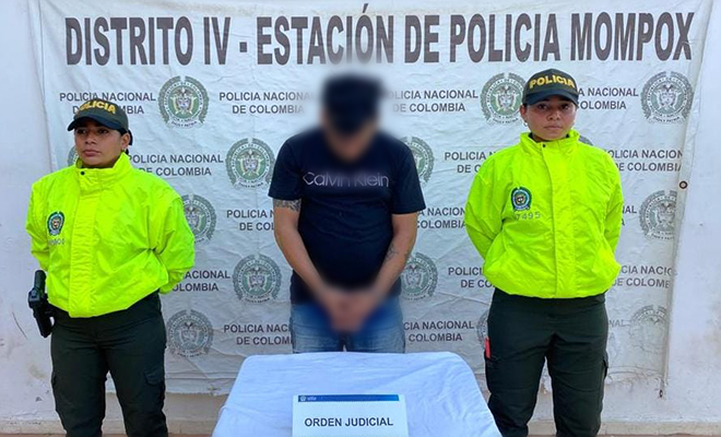 Además, presenta anotaciones por los delitos de homicidio, porte ilegal de armas de fuego, receptación y violencia intrafamiliar.