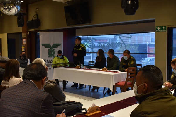 Policias reunidos con comunidad