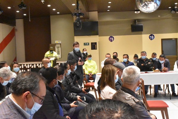 Policias reunidos con comunidad