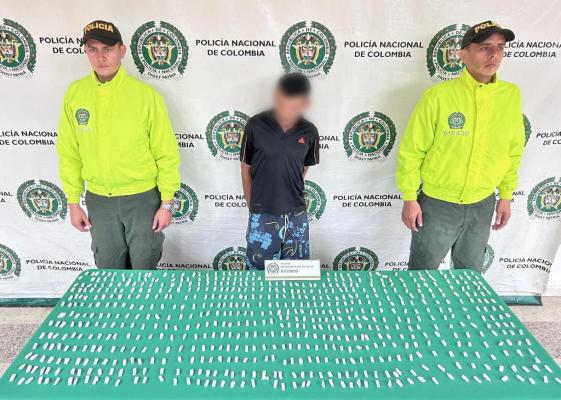 Persona capturada-policías custodiando