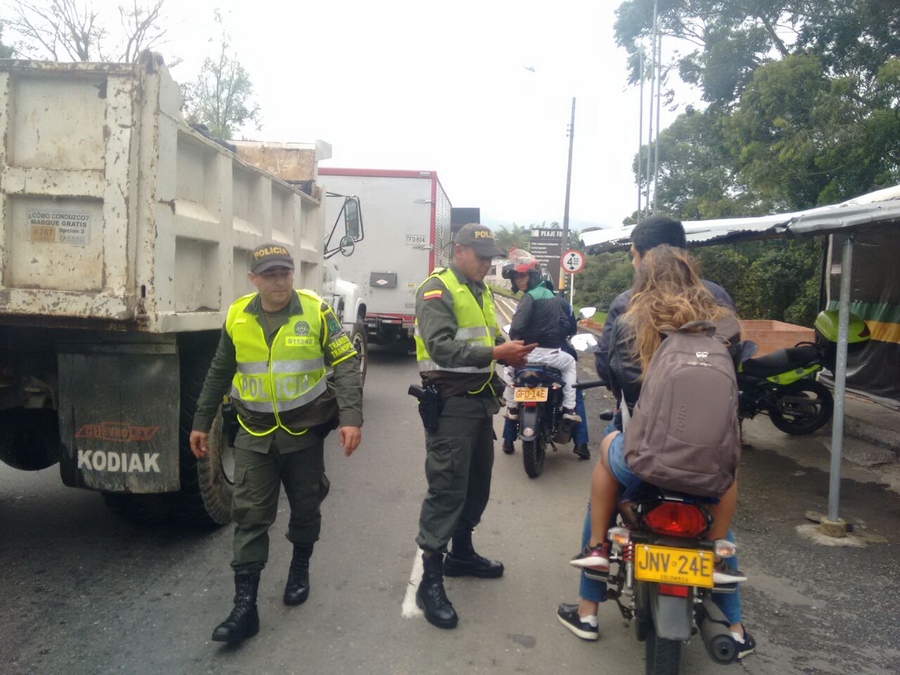 Policia_de_carreteras_en_el_eje_vial_peaje_tunia