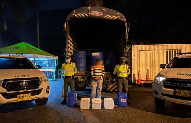 persona capturada-policías custodiando-elementos incautados