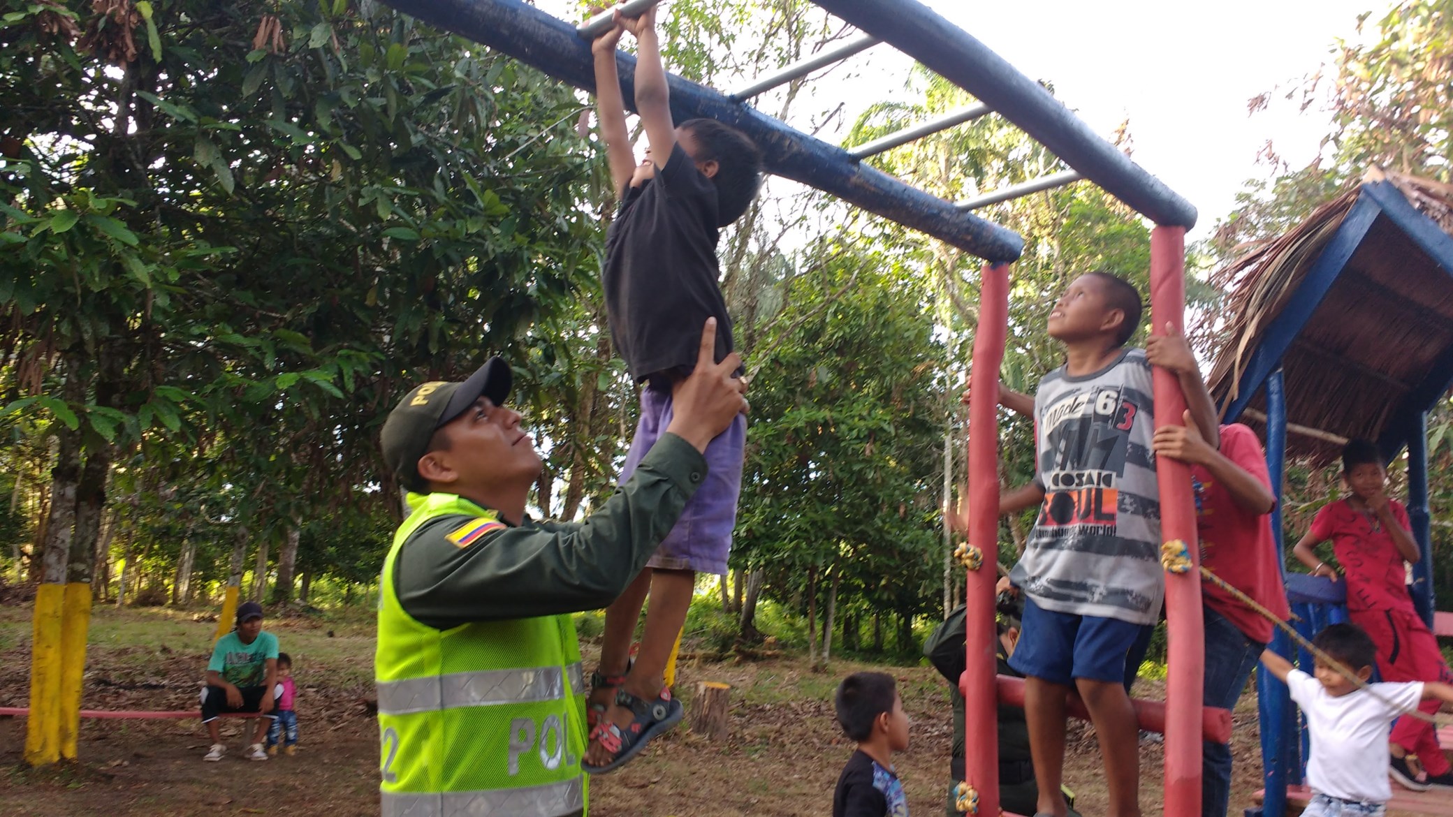 policía-comunidad-construyeron-un-parque-infantil   