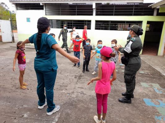 policia_entrega_ayudas_humanitarias_en_banco_arena_1