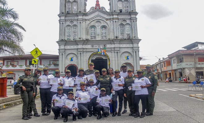 Policía graduó a 12 niños, niñas y adolescentes de Tadó como cívicos infantiles y juveniles