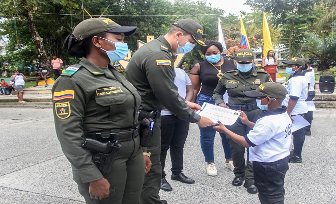 Policía graduó a 12 niños, niñas y adolescentes de Tadó como cívicos infantiles y juveniles