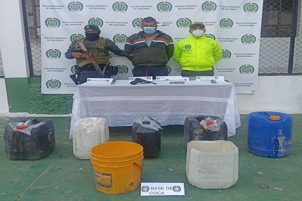 1 persona capturada-policías custodiando-elementos incautados