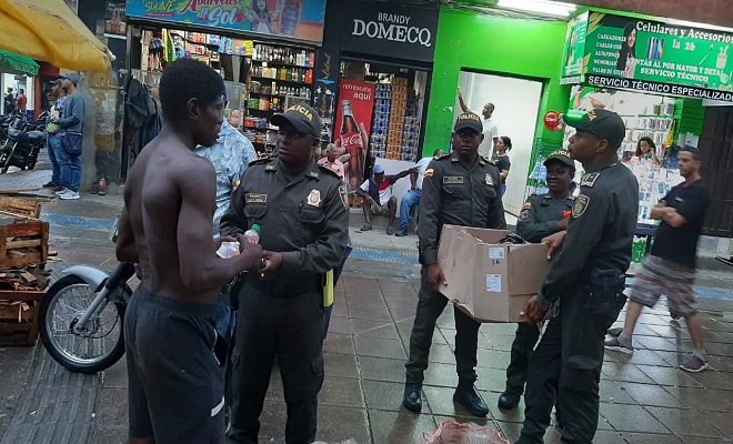 Policía llevó alimentos a personas en condición de calle