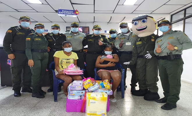 Policía llevó regalos navideños a la unidad de pediatría del hospital San Francisco de Asís