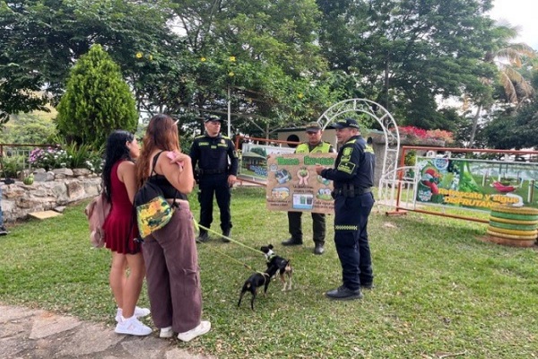 Tres Polic&iacute;as en campa&ntilde;a educativa con la ciudadan&iacute;a 