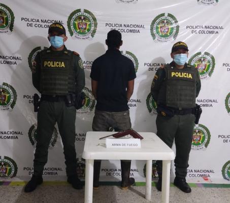 Una persona capturada-policías custodiando