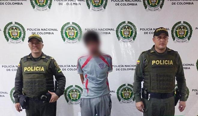 persona  capturada-policías custodiando