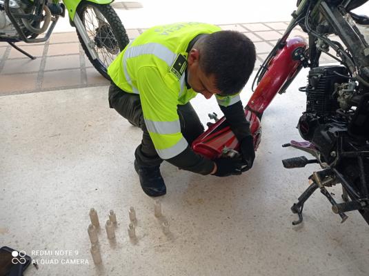 78 botellas plásticas transparentes en una motocicleta 
