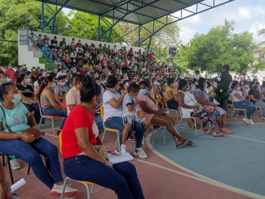 Policía dictando charlas a la comunidad
