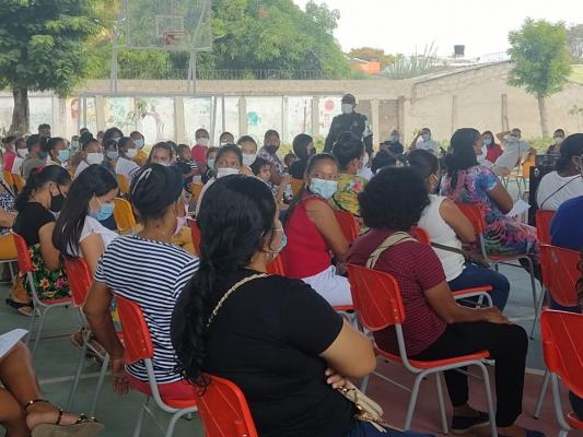 Policía dictando charlas a la comunidad