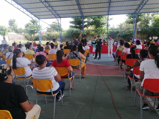 Policía dictando charlas a la comunidad