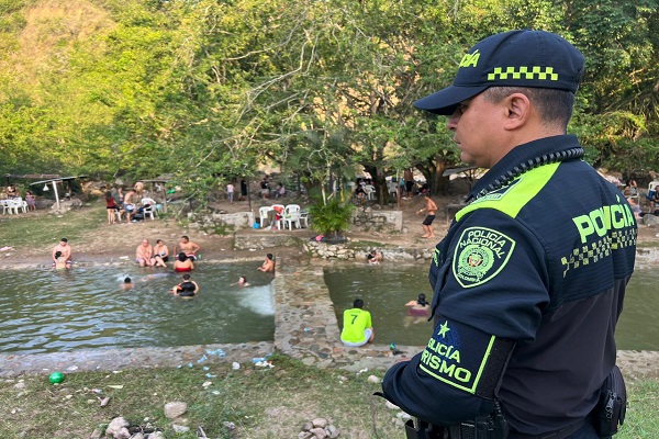 Policía del Grupo de Protección al Turismo y Patrimonio prestando seguridad en balneario