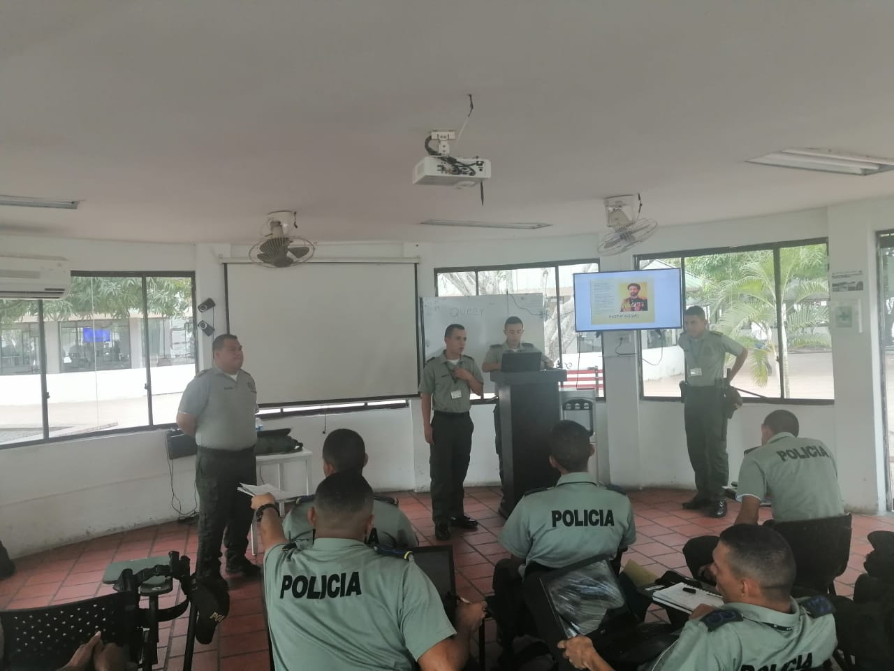  Policía polivalente 