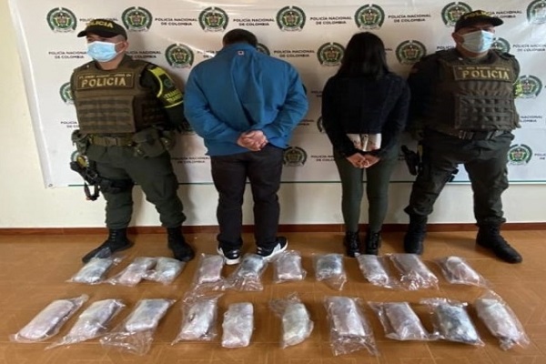 2 personas capturadas-policías custodiando-alucinógeno incautado