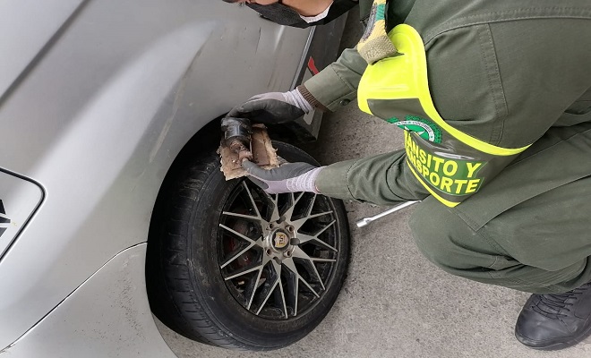 Policía registrando vehículo