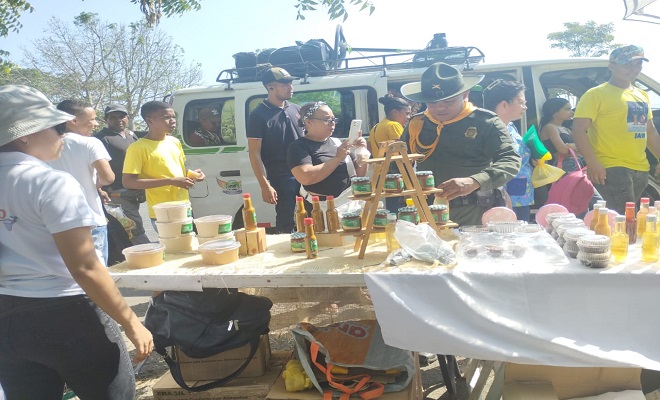 La actividad permitió exhibir y comercializar productos agrícolas de la región. 