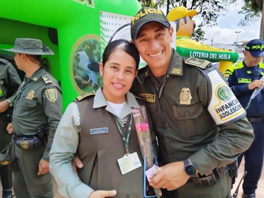 policia y esposa