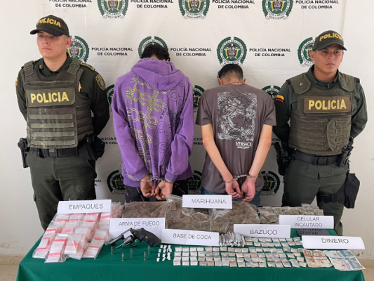En Marmato uniformados logran la captura de 2 personas, incautando 1.600 dosis de estupefacientes y 1 arma de fuego.
