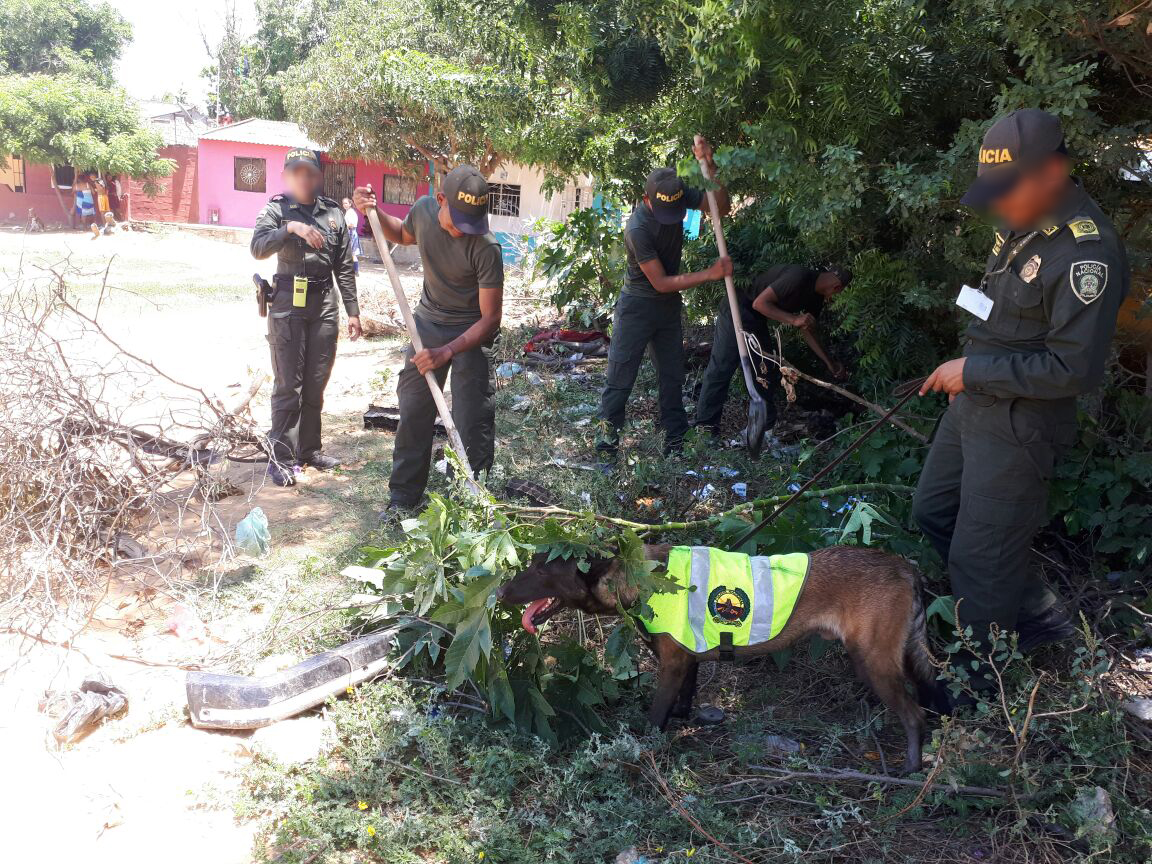 policias-en-busqueda-de-droga