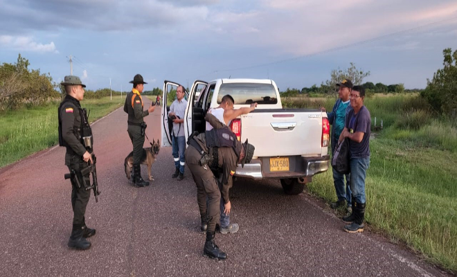 Policías requisando