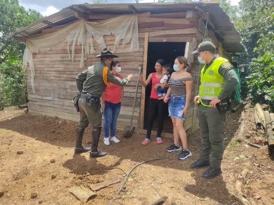Policías_y_comunidad_se_unieron_en_un_gesto_de_Solidaridad_3
