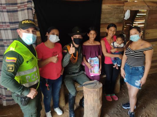 Policías_y_comunidad_se_unieron_en_un_gesto_de_Solidaridad_4