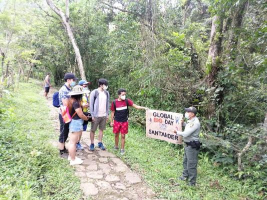 Policías_y_turistas_celebramos_el_Global_Big_Day_en_Santander_1