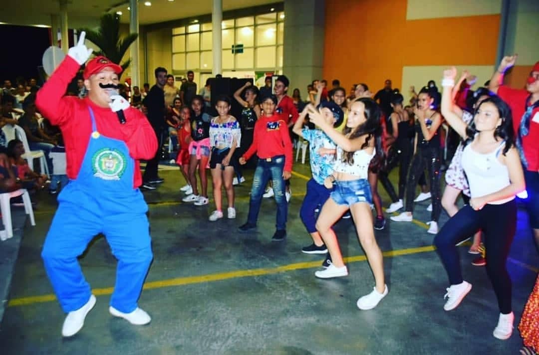 un policía que conquista el corazón  de los niños 