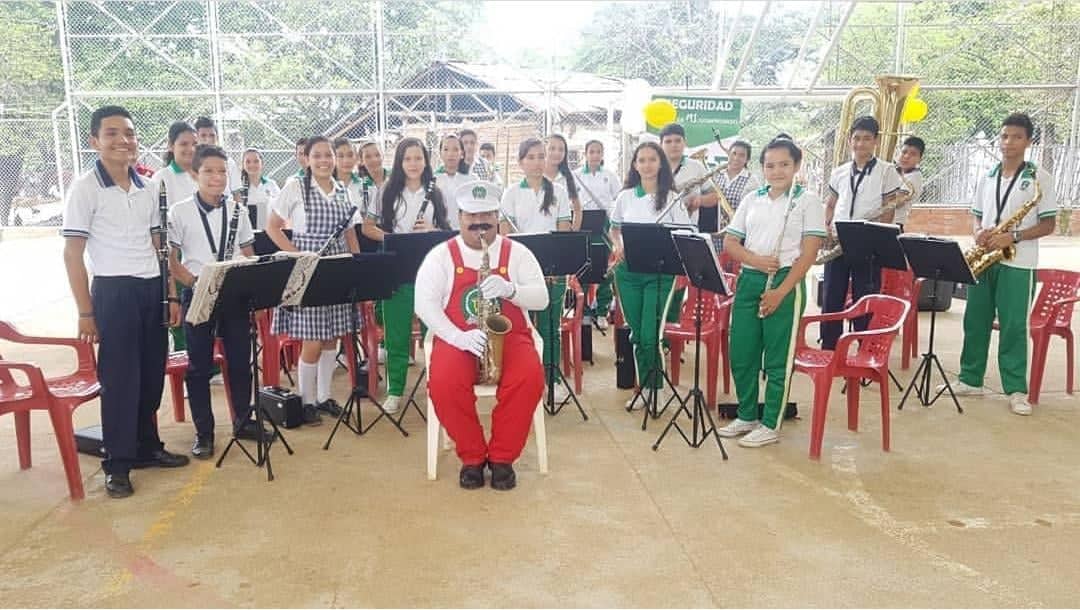 un policía que conquista el corazón  de los niños 