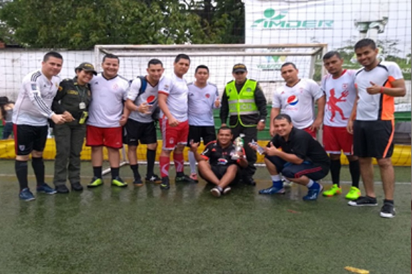 La cancha del barrio Siete de Agosto fue el escenario para el encuentro futbolístico entre barras
