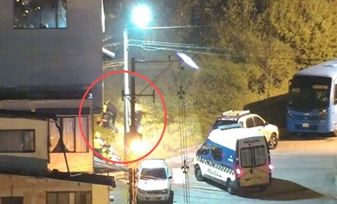 Evidencia de un policía reduciendo a un ciudadano por disparos en vía pública