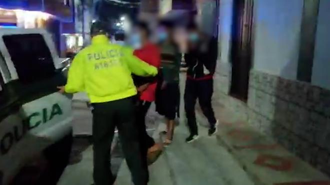 Policía leyendo derechos del capturado