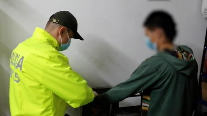 Policía reseñando capturado