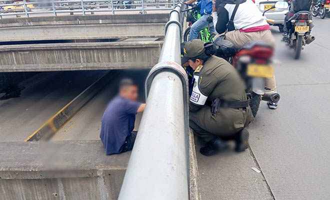 el ciudadano fue alejado del borde del puente