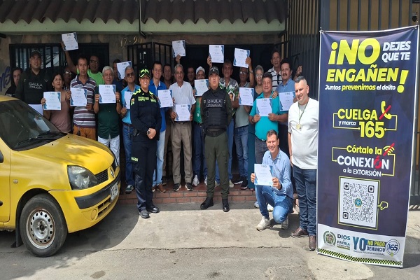 Dos polic&iacute;as en primer encuentro Antiextorsi&oacute;n con la comunidad en general