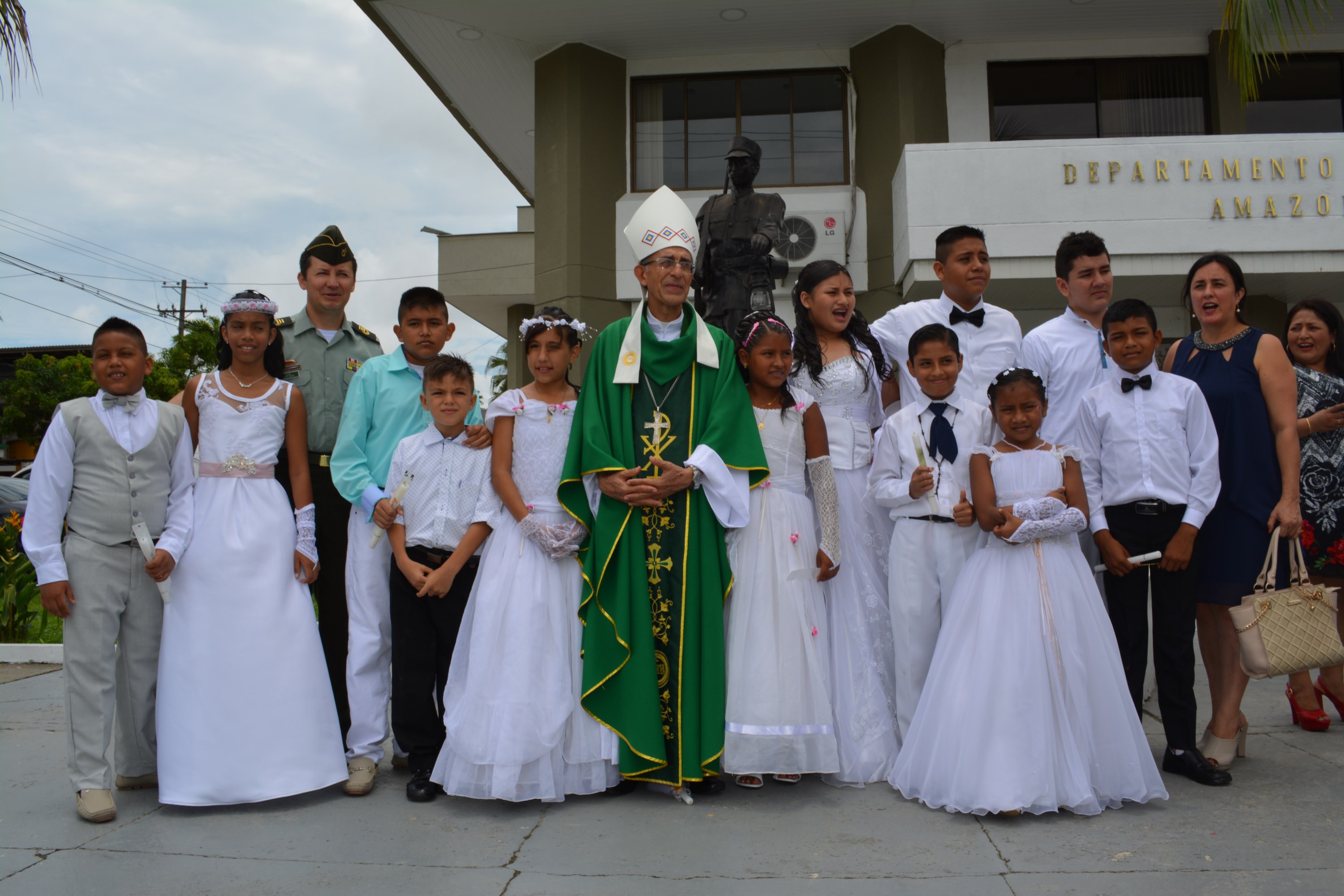 Niños y niñas de la Policía Nacional hacen su primera comunión en Leticia 