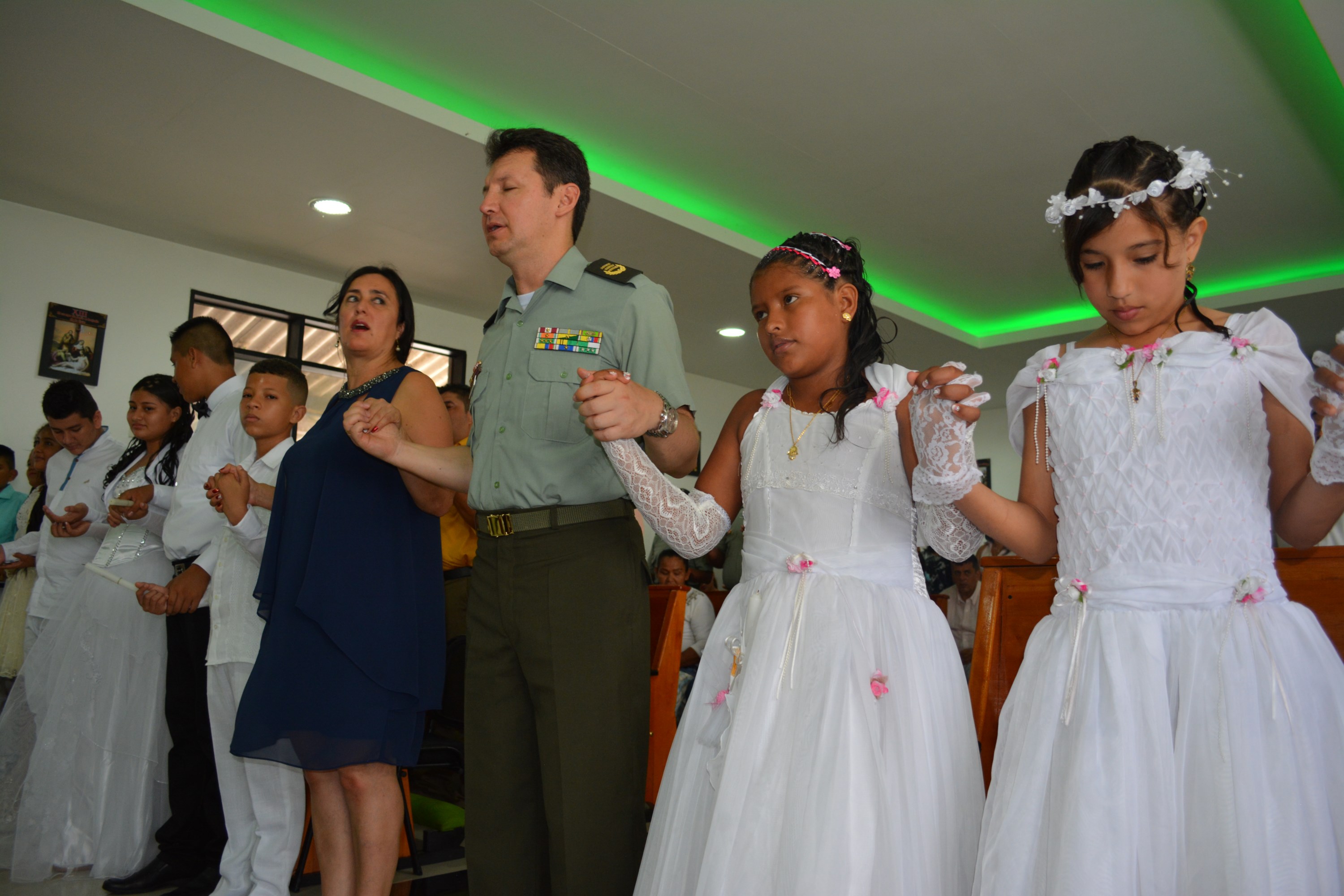 Niños y niñas de la Policía Nacional hacen su primera comunión en Leticia 