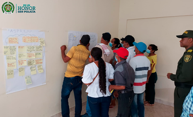Policía dictando charla