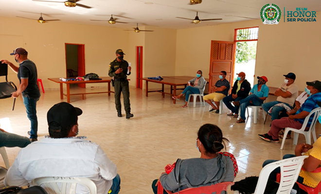 Policía dictando charla