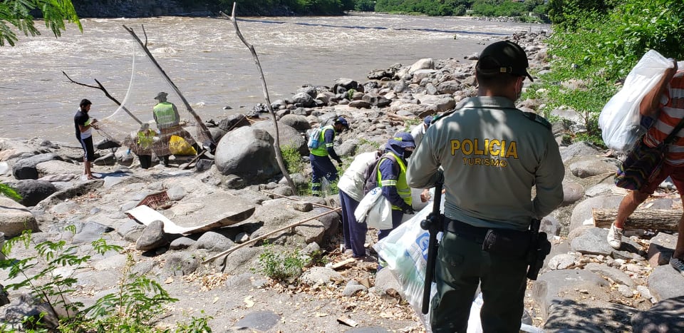 Con ayuda de la ciudadanía y la empresa EMAS limpiamos la Rivera del Rio Magdalena