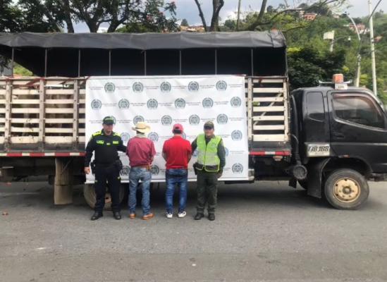 Persona capturada-policías custodiando-elementos recuperados