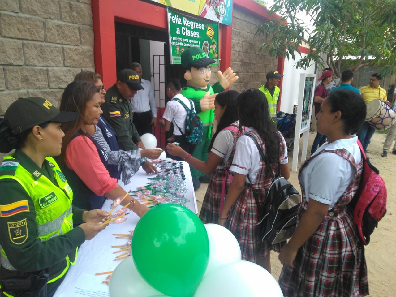 Policia Nacional le da la bienvenidas a estudiantes