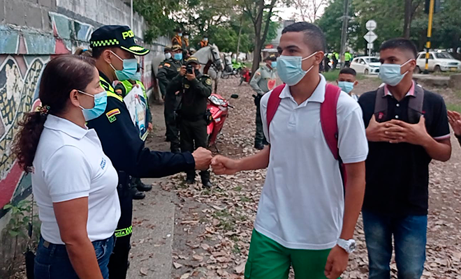 Policía acompaña regreso a clases