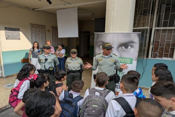 La Policía nacional acompaña el regreso a clases 