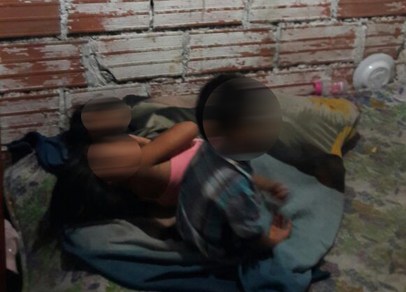 Niños dejados en casa en situación de abandono